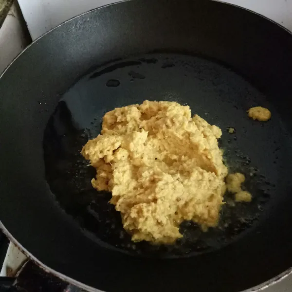 Haluskan bumbu halus lalu tumis.