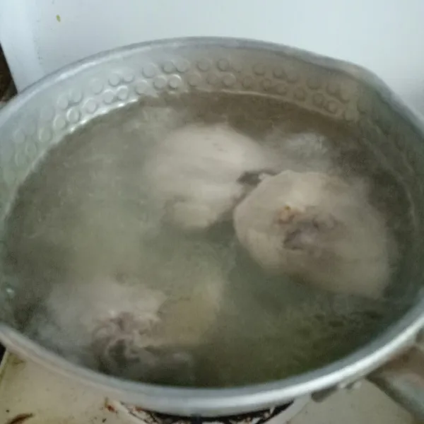Lumuri ayam dengan jeruk nipis dan garam. Bilas dengan air lalu rebus dengan api kecil hingga empuk, tiriskan.