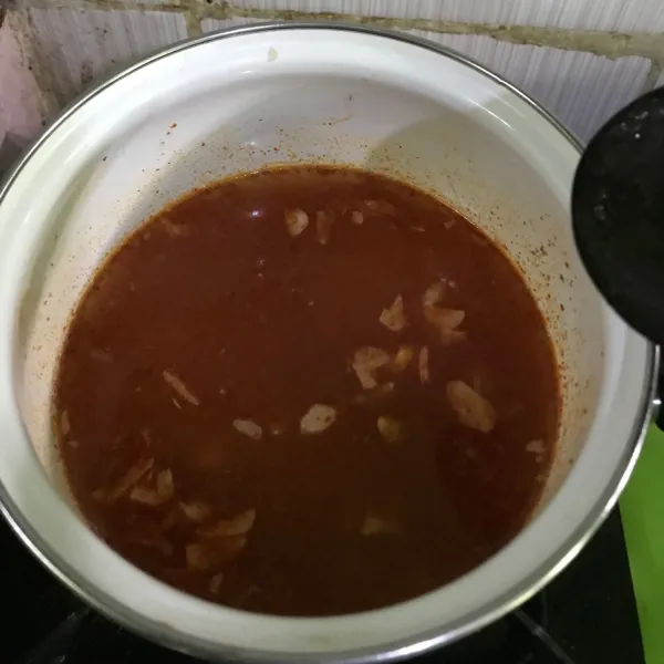 Masukkan saus gochujang, kecap asin, garam, lada bubuk dan kaldu jamur.