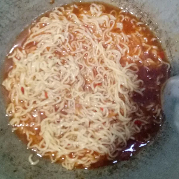 Masukkan mie aduk rata, angkat dan sajikan bersama telur ayam kampung dan crabstick.