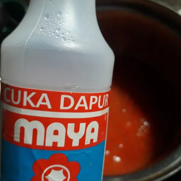 Masukkan cuka dapur, aduk rata.