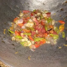 Tumis bumbu sampai harum dan layu.