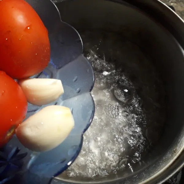 Rebus secukupnya air hingg mendidih lalu masukkan tomat dan bawang putih,masak hingga tomat cukup lunak.