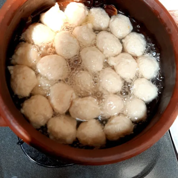 Rebus bakso dengan air kaldu 1 liter.