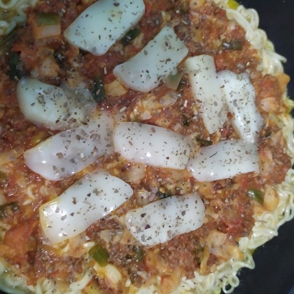 Tambahkan bahan topping di atasnya, beri keju mozzarella dan taburan oregano.