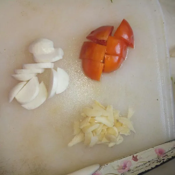 Cuci bersih tomat, potong sesuai selera. Cincang halus bawang putih.