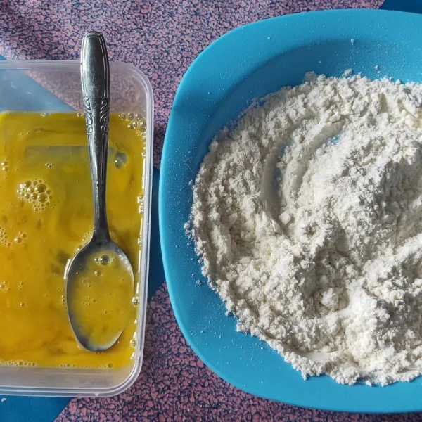 Siapkan telur dan tepung (bisa menggunakan tepung roti) yg sudah di beri garam, lada bubuk dan kaldu secukupnya.