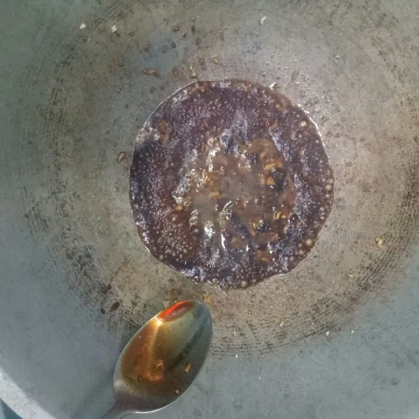 Tambahkan air, merica, garam, kecap, gula aduk rata.