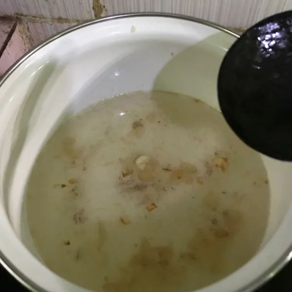 Tumis bawang putih hingga harum lalu tambahkan air.