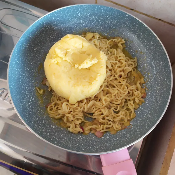 Masukkan mie dan kentang tumbuk. Aduk rata, kecilkan apinya.