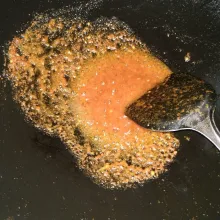 Masak bumbu halus, tambahkan garam, lakukan hingga matang.