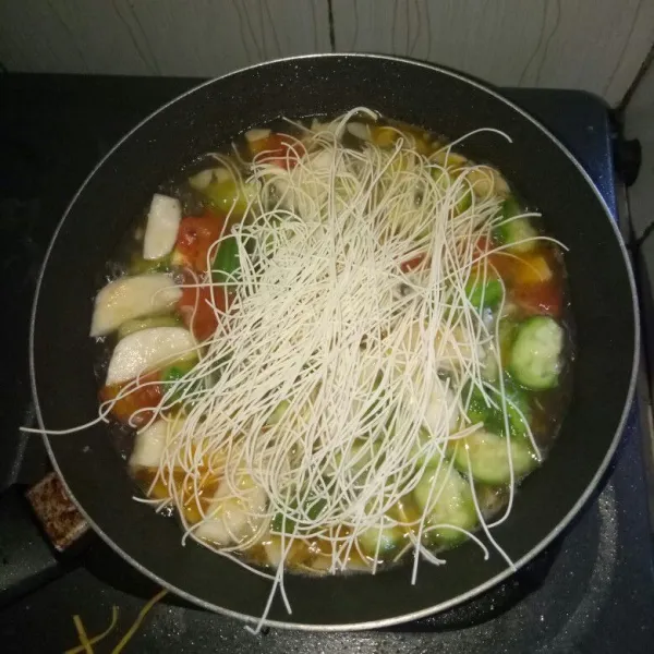 Terakhir masukkan misoa, masak sekitar 2 menit. Angkat dan sajikan selagi hangat.