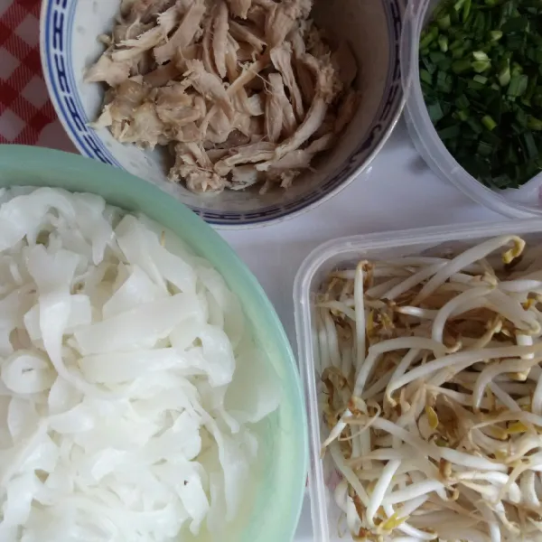 Siapkan semua bahan pelengkap untuk laksa.