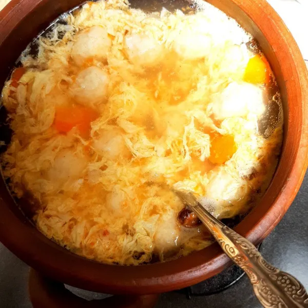 Setelah  mendidih, masukkan telur sambil diaduk-aduk.