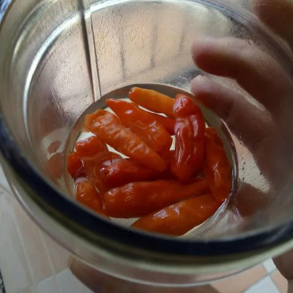 Siapkan semua bahan sambal, haluskan.