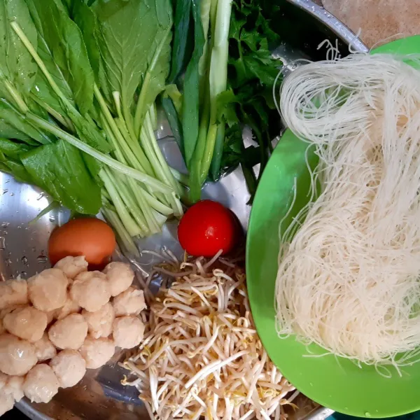 Cuci semua bahan lalu tiriskan. Iris sayur, tomat, daun bawang dan daun seledri, sisihkan.