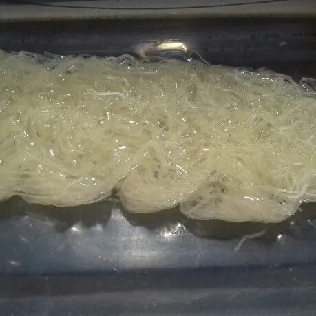 Rendam bihun dengan air panas hingga lembut, angkat dan tiriskan.