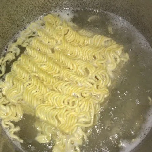 Rebus air. Kemudian masukan mie, rebus 2 menit. Angkat, dan siram dengan air dingin. Tiriskan.