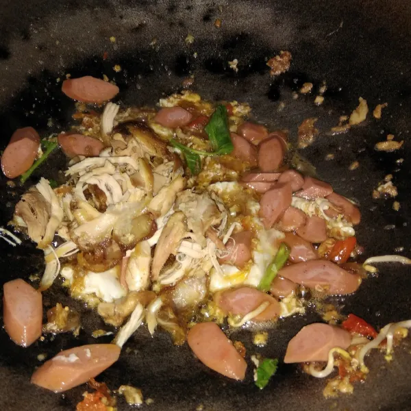 Tumis bumbu halus, lalu masukan telur, sosis dan ayam suwir. Tambahkan merica bubuk, aduk rata.