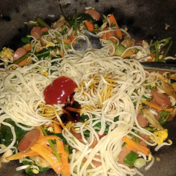 Masukan mie rebus. Tambahkan saos tomat, saos tiram, kecap manis, kaldu bubuk. Tambahkan air, aduk rata masak sebentar, koreksi rasa dan siap disajikan.