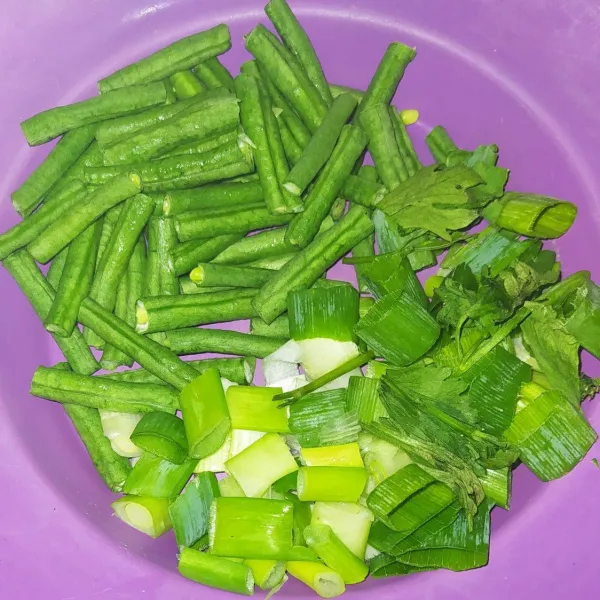 Potong daun bawang, seledri serta kacang panjang.