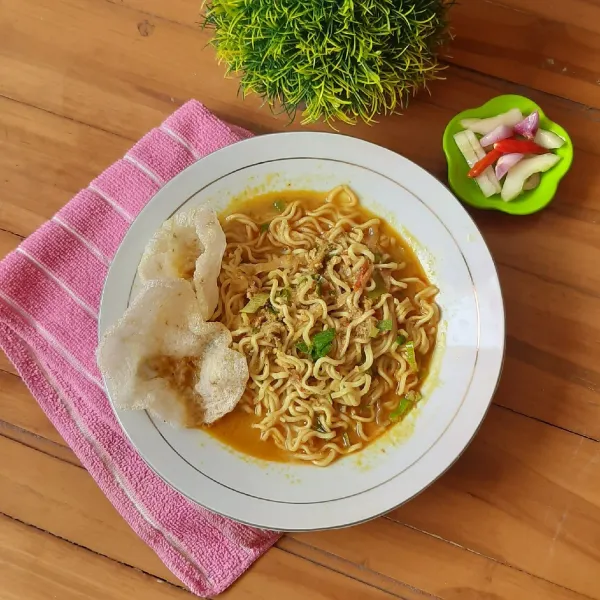 Sajikan hangat bersama acar dan kerupuk emping.