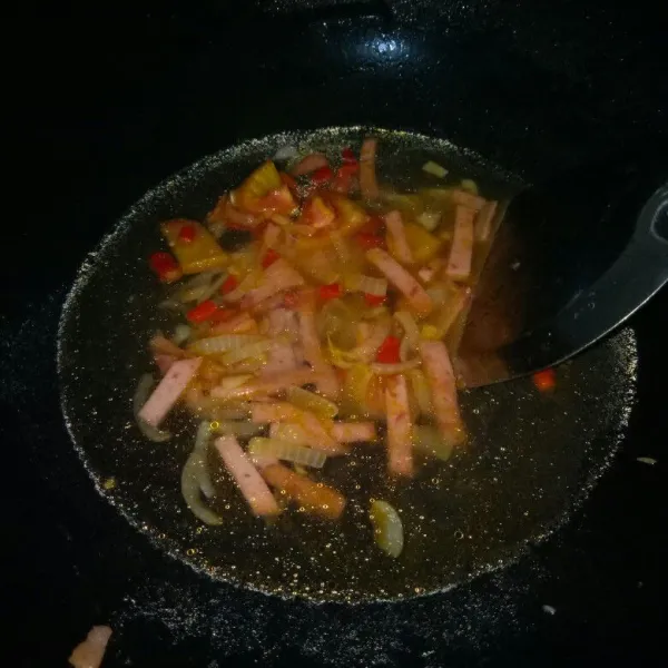 Masukan smoked beef, tumis sebentar lalu tambahkan air. Masak sampai air mendidih.