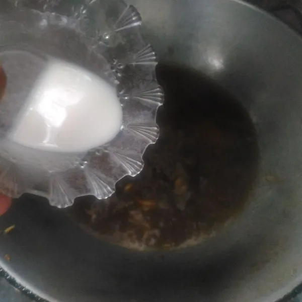 Masukkan larutan tapioka kedalam kuah aduk rata dan didihkan kembali.