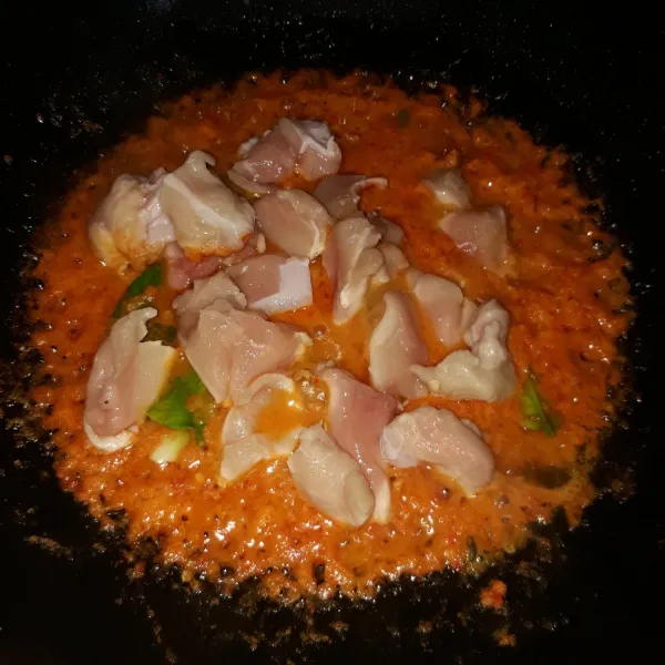 Masukkan ayam fillet, tumis hingga ayam matang.