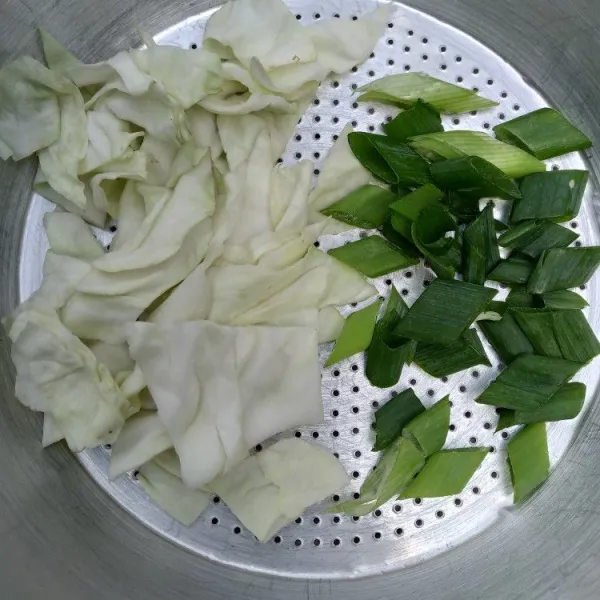 Potong-potong sayuran sesuai selera, sisihkan.