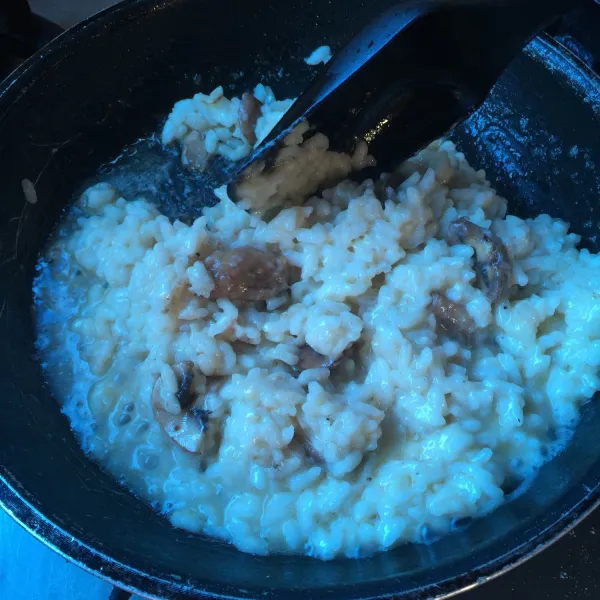 Tumis jamur dengan butter, masak hingga 1/2 matang. Lalu, masukan nasi yang sudah dicampur kedalam pan.