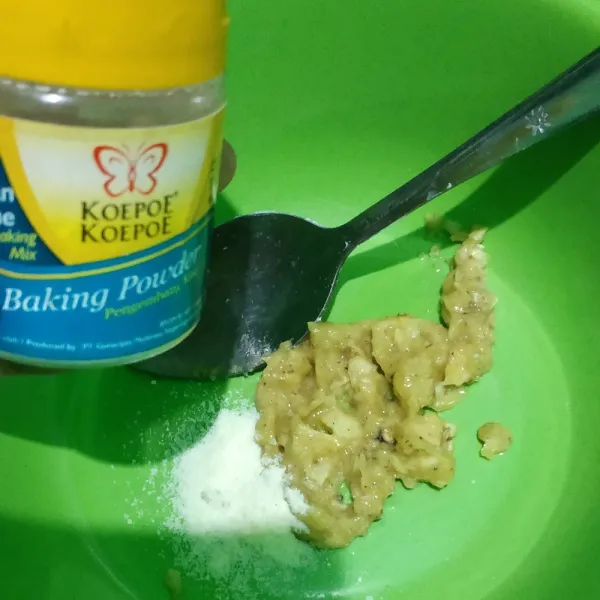 Masukkan bumbu halus ke dalam wadah, dan campur baking powder, aduk rata