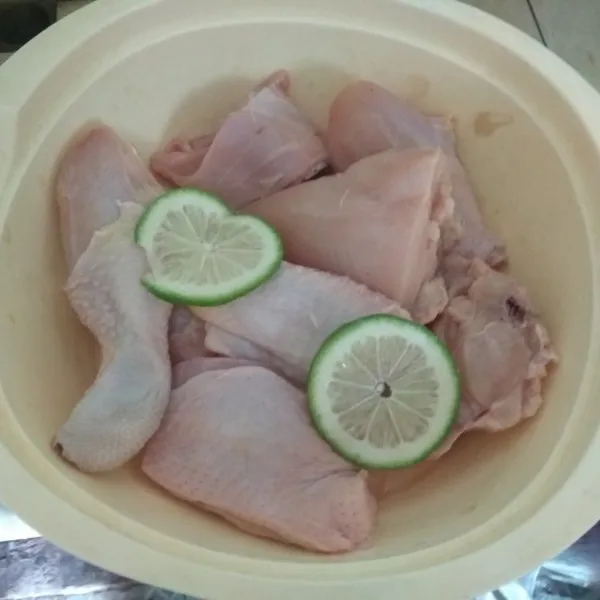 Lumuri ayam yang sudah dibersihkan dengan sedikit perasan air jeruk lemon/jeruk nipis, diamkan 15 menit lalu cuci lagi hingga bersih