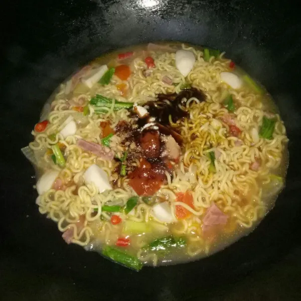 Tambahkan bumbu mie, kecap manis dan saos tiram. Aduk rata, angkat dan sajikan selagi hangat.