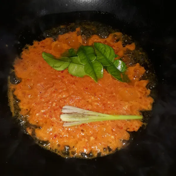 Tumis bumbu halus, daun jeruk dan sereh hingga harum.