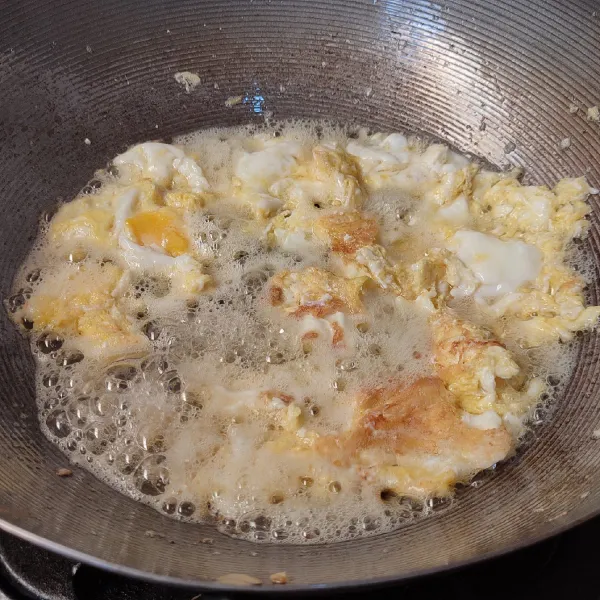 Panaskan minyak lalu, masukkan telur dan diorak arik. Sisihkan.