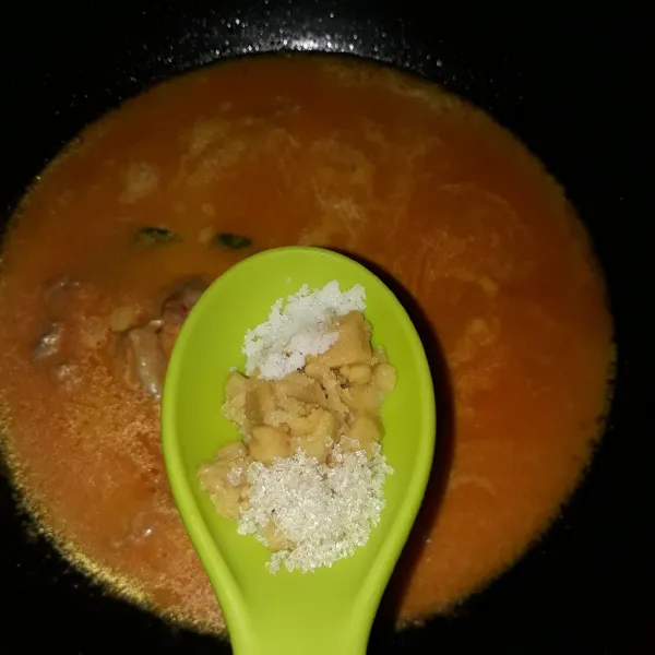 Masukkan santan, garam, gula jawa dan gula pasir. Masak sambil diaduk hingga santan mendidih.