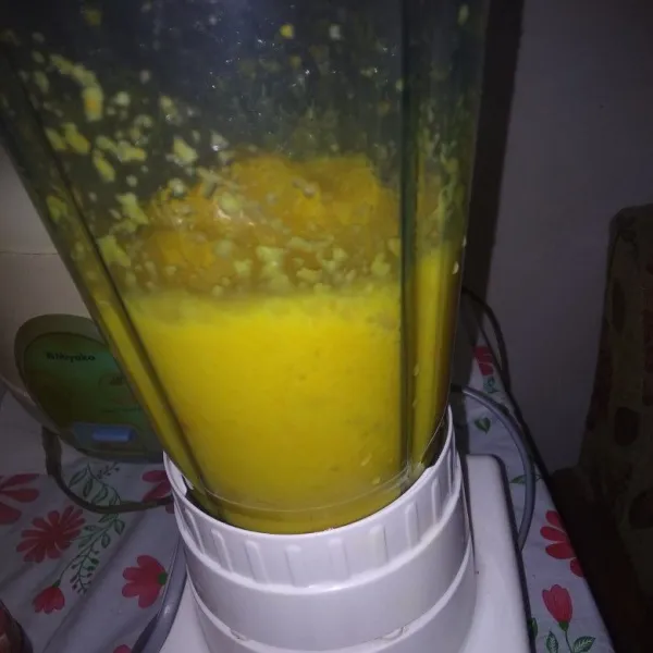 Haluskan bahan yang sudah disediakan tadi, bisa diblender atau juga bisa diulek