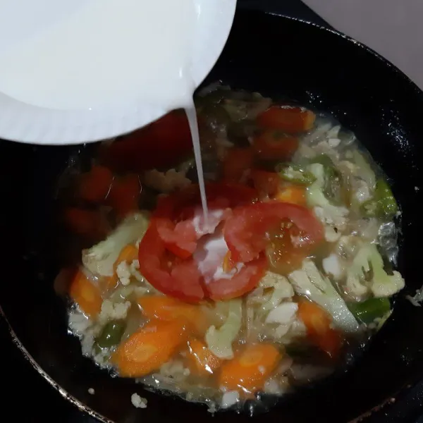 Masukkan potongan tomat dan larutan maizena. seasoning dengan garam, lada dan kaldu jamur. aduk rata biarkan mengental dan angkat.