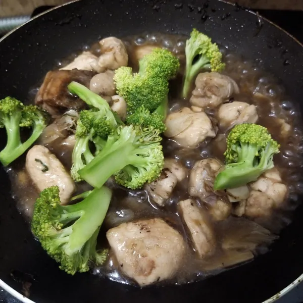 Apabila ayam sudah matang, masukkan brokoli dan saus tiram.