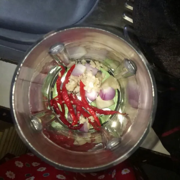 Blender bawang merah,bawang putih,cabe merah dan kemiri.Tambahkan sedikit air biar halus.