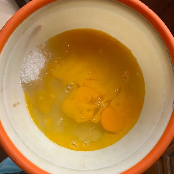 Aduk telur dan gula hingga tercampur rata.
