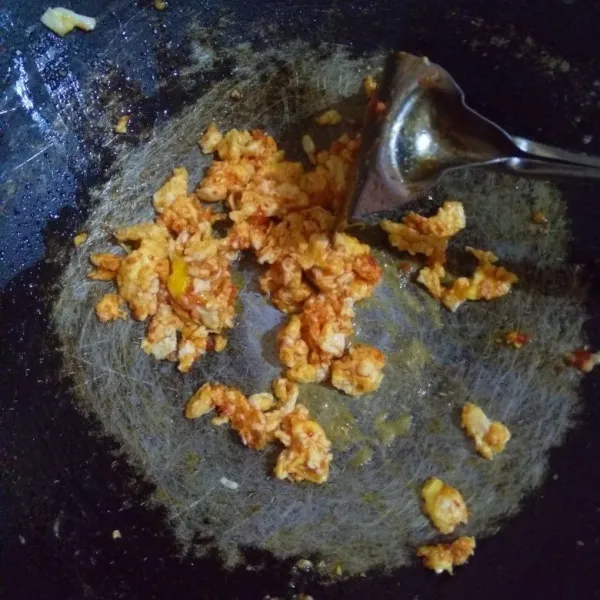 Masukkan kocokan telur dan orak arik.