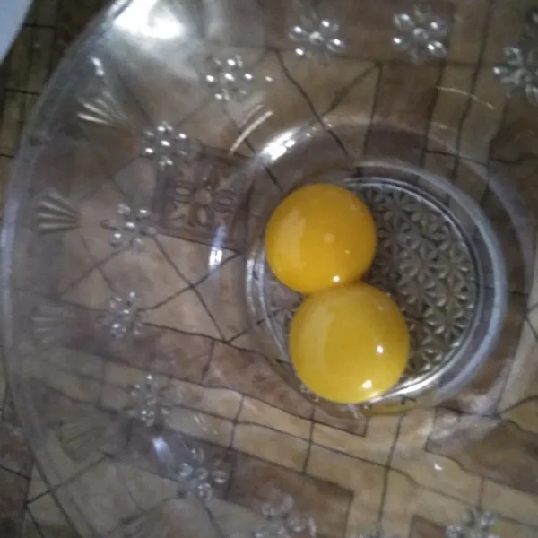 Pisahkan putih telur dan kuning telur.