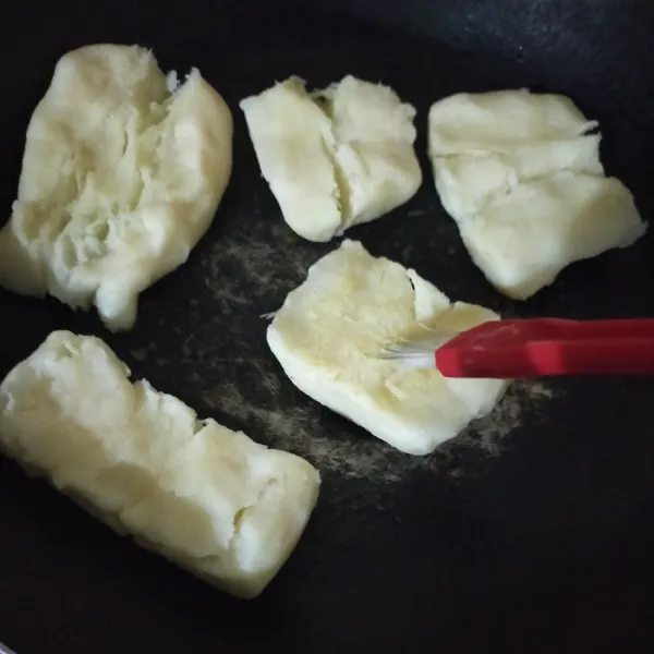 Tata tape diatas teflon yang sudah diolesi margarin.