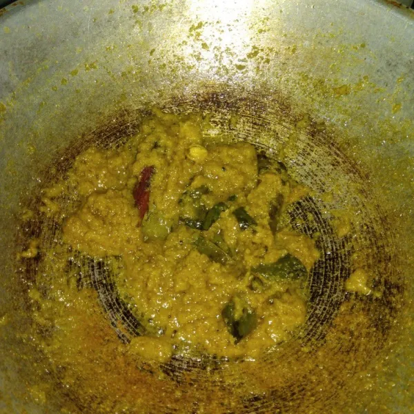 Blender hingga halus bahan bumbu. Panaskan minyak, tumis bumbu halus hingga harum bersama jinten, kayu manis, kapulaga dan daun salam.