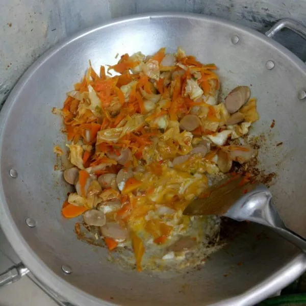 Kemudian tambahkan telur dan orak arik.