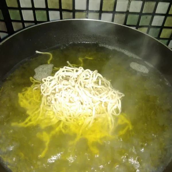 Didihkan air, masukkan mie. Rabus hingga mie matang. Angkat dan tiriskan.