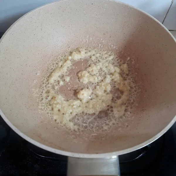 Tumis bumbu halus hingga matang dan harum.