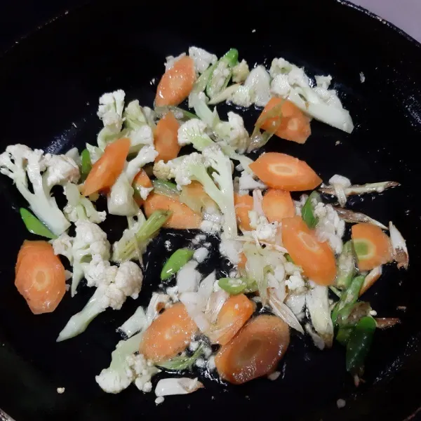 Masukkan wortel, kembang kol dan cabe rawitnya. Beri secukupnya air. Masak hingga sayuran matang.